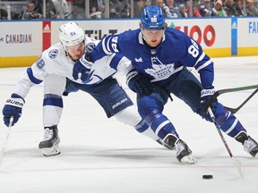 William Nylander des Maple Leafs de Toronto patine autour de Mikhail Sergachev du Lightning de Tampa Bay lors de la deuxième période d'un match de la LNH au Scotiabank Arena le 20 décembre 2022 à Toronto, Ontario, Canada.