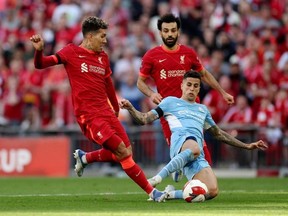 Football football - FA Cup demi-finale - Manchester City v Liverpool - Wembley Stadium, Londres, Grande-Bretagne - 16 avril 2022 Joao Cancelo de Manchester City en action avec Roberto Firmino et Mohamed Salah de Liverpool.