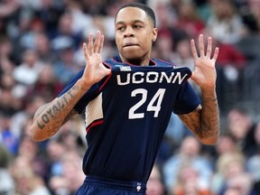 25 mars 2023 ;  Las Vegas, NV, États-Unis ;  Connecticut Huskies guard Jordan Hawkins (24) réagit contre les Gonzaga Bulldogs au cours de la seconde moitié de la finale régionale ouest du tournoi NCAA à T-Mobile Arena.