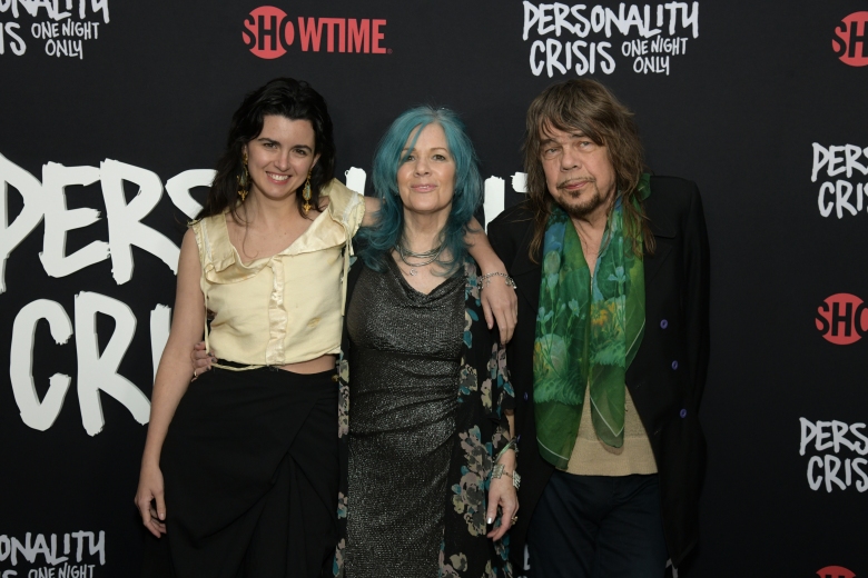 (LR) : Leah Hennessey, la productrice exécutive Mara Hennessey et David Johansen lors de la première de SHOWTIME pour PERSONALITY CRISIS : ONE NIGHT ONLY.  La projection et la réception ont eu lieu au Metrograph à New York, NY.  Crédit photo : Kristina Bumphrey/SHOWTIME.