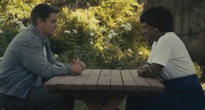 Matt Damon et Viola Davis dans une scène d'Air.