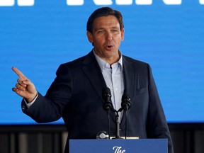 Le gouverneur de Floride et probablement candidat républicain à la présidentielle de 2024, Ron DeSantis, prend la parole dans le cadre de sa tournée Florida Blueprint à Pinellas Park, Floride, États-Unis, le 8 mars 2023. REUTERS/Scott Audette/File Photo