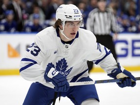 Matthew Knies des Maple Leafs regarde la rondelle lors de la première période contre le Lightning de Tampa Bay le mardi 11 avril 2023 à Tampa, en Floride.