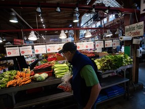 Une personne achète des produits au marché de Granville Island à Vancouver.