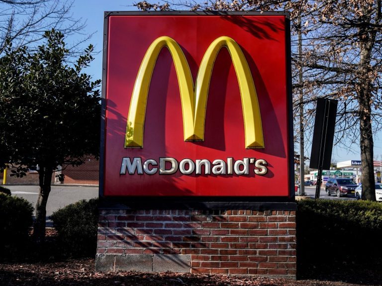 McDonald’s ferme temporairement ses bureaux aux États-Unis et prépare des avis de licenciement: rapport