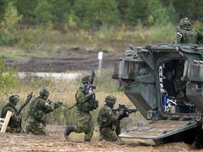 Des soldats canadiens participent à des exercices militaires de l'OTAN sur un terrain d'entraînement à Kadaga, en Lettonie, en 2021.