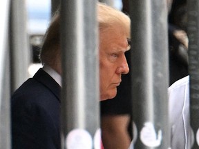 L'ancien président américain Donald Trump quitte le tribunal pénal de Manhattan à New York le 4 avril 2023. ANDREW CABALLERO-REYNOLDS / AFP)