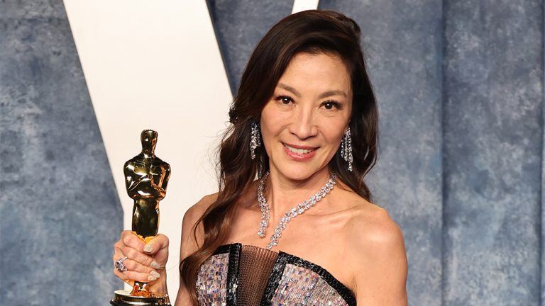 Michelle Yeoh ramène son Oscar à la maison en Malaisie, visite la tombe de son père avec elle après sa victoire historique Les plus populaires doivent lire Inscrivez-vous aux newsletters Variété Plus de nos marques
	
	
