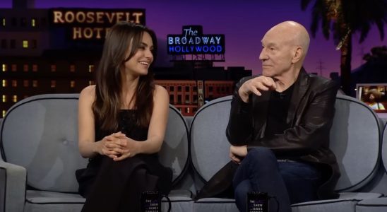 Mila Kunis a révélé à quel point elle est fan de Star Trek en chantant la sonnerie de son ancien téléphone portable à Patrick Stewart