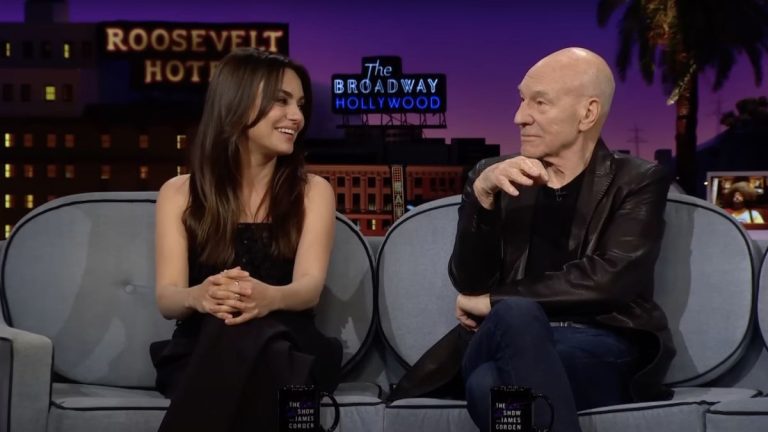 Mila Kunis a révélé à quel point elle est fan de Star Trek en chantant la sonnerie de son ancien téléphone portable à Patrick Stewart
