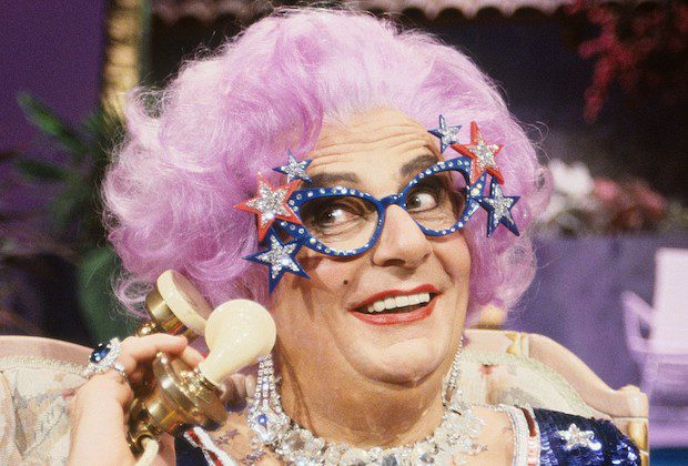 Mort de Barry Humphries : la comédienne légendaire Dame Edna Everage avait 89 ans