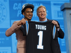 Bryce Young pose avec le commissaire de la NFL Roger Goodell après avoir été sélectionné premier au classement général par les Panthers de la Caroline lors du premier tour du repêchage de la NFL 2023.