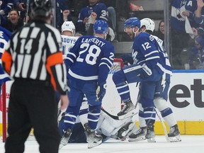 L'ailier des Maple Leafs Zach Aston-Reese célèbre avoir marqué un but contre le Lightning de Tampa Bay lors de la deuxième période du deuxième match à la Scotiabank Arena.