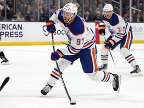 Le centre des Oilers d'Edmonton Connor McDavid (97) tire et marque au cours de la troisième période contre les Kings de Los Angeles à la Crypto.com Arena.