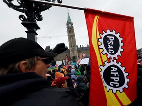 Des piqueteurs défilent sur la Colline du Parlement alors qu'environ 155 000 travailleurs syndiqués du secteur public de l'Alliance de la fonction publique du Canada (AFPC) continuent de faire grève, à Ottawa (Ontario), Canada le 26 avril 2023. REUTERS/Blair Gable