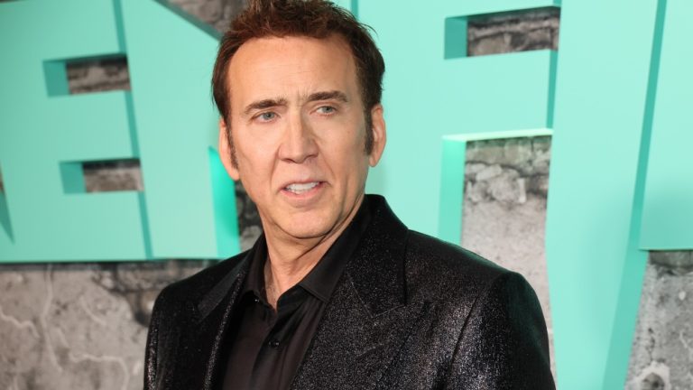 Nicolas Cage a déjà mangé des cafards en direct pour un film, et il "ne fera plus jamais ça" : "Je suis désolé de l'avoir fait du tout"
	
	
