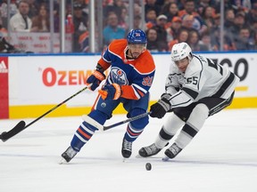 Evander Kane (91) des Oilers d'Edmonton, fait irruption dans la zone offensive contre Quinton Byfield des Kings de Los Angles à Rogers Place à Edmonton le 30 mars 2023.