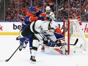 Phillip Danault des Kings de Los Angeles regarde son tir dépasser Stuart Skinner des Oilers d'Edmonton en deuxième période lors du deuxième match de la première ronde des séries éliminatoires de la Coupe Stanley 2023 le 19 avril 2023 à Rogers Place à Edmonton, Alberta, Canada.