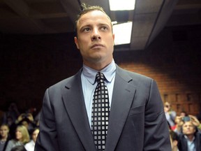 Dans cette photo d'archive prise le 4 juin 2013, le sprinteur paralympique sud-africain Oscar Pistorius apparaît devant le tribunal de première instance de Pretoria.