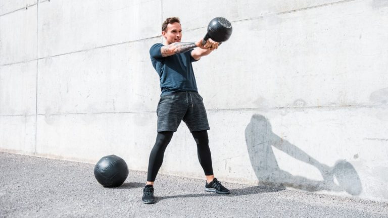 Oubliez les burpees – vous n’avez besoin que d’1 kettlebell, 3 mouvements et 25 minutes pour travailler tout votre corps