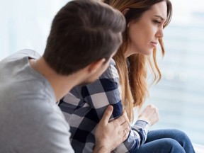 Homme attentionné réconfortant femme bouleversée après combat