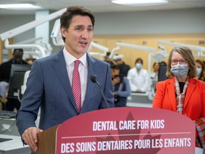 Le premier ministre Justin Trudeau a annoncé en décembre l'une des nombreuses nouvelles politiques qui consistent essentiellement en ce que le gouvernement fédéral distribue des dépôts directs de 500 $.