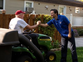 Nous ne savons pas si le type qui serre la main de Pierre Poilievre sur cette photo de 2019 est un travailleur syndiqué, mais le chef conservateur manque actuellement de ces photos typiques où il prononce un discours devant un décor humain de personnes portant des casques.