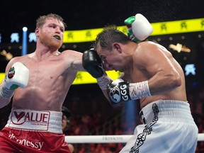 17 sept. 2022 ;  Las Vegas, Nevada, États-Unis ;  Canelo Alvarez (troncs rouges) et Gennadiy Golovkin (troncs blancs) box lors d'un combat de championnat des super-moyens à la T-Mobile Arena.