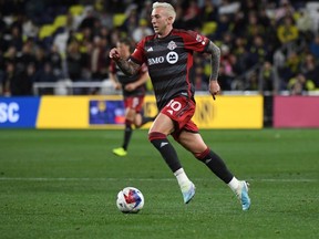 8 avril 2023 ;  Nashville, Tennessee, États-Unis ;  L'attaquant du Toronto FC Federico Bernardeschi (10 ans) gère le ballon en seconde période contre le Nashville SC au Geodis Park.