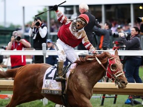 Le jockey Sonny Leon a monté Rich Strike pour remporter le 148e Kentucky Derby à Churchill Downs à Louisville, Ky. le 7 mai 2022.