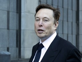 Elon Musk a acheté Twitter en 2022 et a immédiatement commencé à introduire des changements - certains étaient des décisions commerciales, tandis que d'autres ont été espiègles.