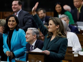 La ministre des Finances, Chrystia Freeland, présente le budget du gouvernement fédéral pour l'exercice 2023-24 à la Chambre des communes sur la Colline du Parlement à Ottawa.