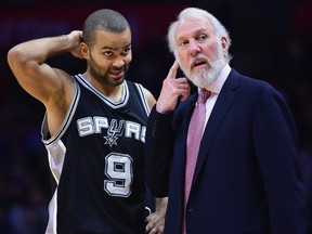 Tony Parker des San Antonio Spurs s'entretient avec l'entraîneur-chef Gregg Popovich au Staples Center le 22 décembre 2016 à Los Angeles.