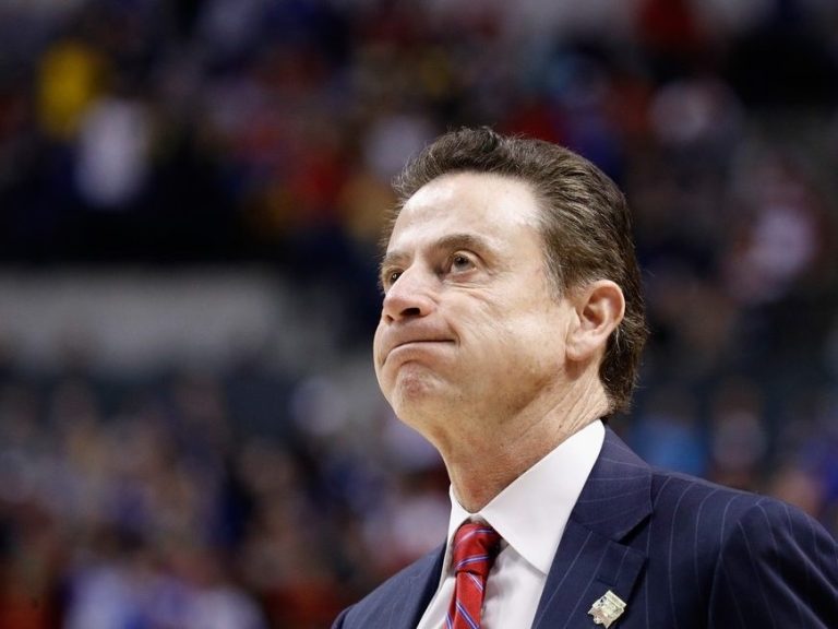 Pourquoi les athlètes, les entraîneurs se protègent-ils la bouche ?  Demandez à Rick Pitino