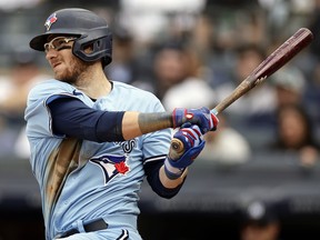 Danny Jansen des Blue Jays de Toronto frappe dans une course marquant le choix des joueurs de champ contre les Yankees de New York lors de la neuvième manche au Yankee Stadium le 23 avril 2023 dans le quartier du Bronx à New York.  Les Blue Jays ont gagné 5-1.  Photo par /)