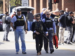 Les forces de l'ordre répondent à un tireur actif dans l'ancien bâtiment de la Banque nationale le 10 avril 2023 à Louisville, Kentucky.