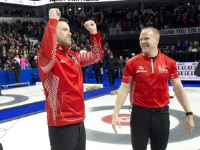 Brad Gushue (à gauche) et Mark Nichols ont remporté cinq Briers depuis 2017, mais n'ont pas remporté de titre mondial depuis cette année-là.  Ils chercheront à mettre fin à la série de quatre titres mondiaux consécutifs du Suédois Niklas Edin cette année à Ottawa.