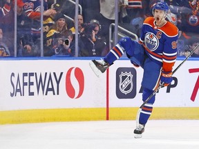 27 février 2023 ;  Edmonton, Alberta, CAN ;  L'attaquant des Oilers d'Edmonton Connor McDavid (97) célèbre un but, son 50e de la saison au cours de la deuxième période contre les Bruins de Boston à Rogers Place.