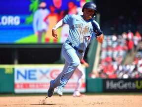 9 avril 2023 ;  Anaheim, Californie, États-Unis ;  Le champ droit des Blue Jays de Toronto Whit Merrifield (15) court à la maison pour marquer contre les Angels de Los Angeles lors de la sixième manche au Angel Stadium.