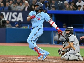 26 avril 2023 ;  Toronto, Ontario, CAN ;  Le joueur de premier but des Blue Jays de Toronto Vladimir Guerrero Jr. (27 ans) frappe un doublé contre les White Sox de Chicago en septième manche au Rogers Centre.