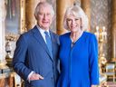 Une photo officielle prise en mars 2023 et publiée par le palais de Buckingham le 4 avril 2023 montre le roi Charles III et la reine Camilla, au palais de Buckingham, à Londres.