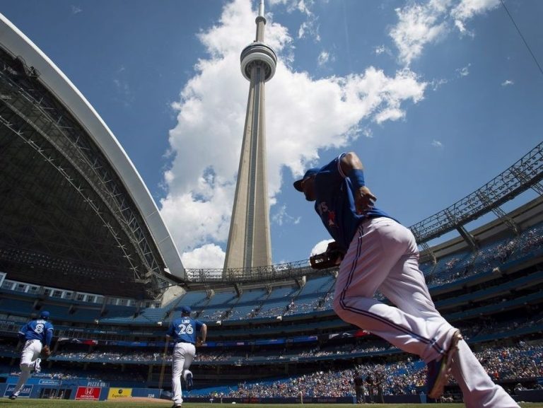 RETOURNER LE COUVERCLE : Le toit du Rogers Centre ouvert pour le match Blue Jays-Detroit Tigers