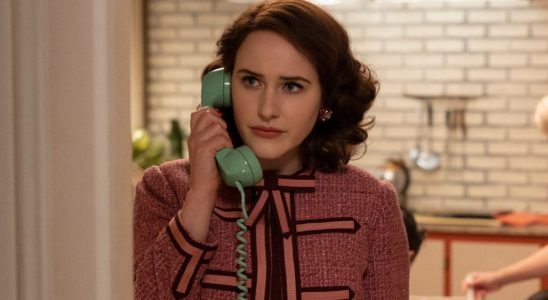 Rachel Brosnahan révèle ce qu'elle a ressenti en jouant l'ancienne version de Midge dans la merveilleuse Mme Maisel, et ce qui l'a le plus surprise