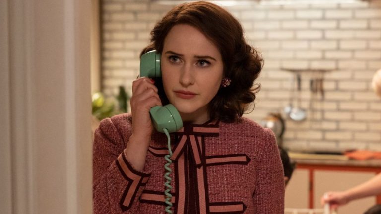 Rachel Brosnahan révèle ce qu'elle a ressenti en jouant l'ancienne version de Midge dans la merveilleuse Mme Maisel, et ce qui l'a le plus surprise
