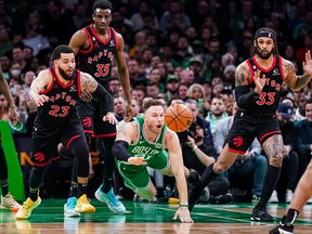 5 avril 2023 ;  Boston, Massachusetts, États-Unis ;  L'attaquant des Boston Celtics Blake Griffin (91) travaille pour le ballon contre le garde des Raptors de Toronto Fred VanVleet (23) au premier quart au TD Garden.