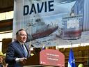 Le premier ministre du Québec, François Legault, s'adresse aux travailleurs du chantier naval Davie alors que lui et le premier ministre Justin Trudeau (non illustré) annoncent des investissements majeurs dans la construction navale, au chantier naval Davie à Lévis, le mardi 4 avril 2023.