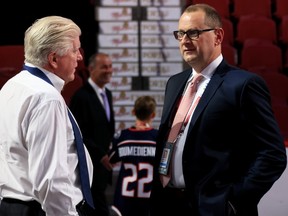 Le président des opérations hockey Brian Burke et le directeur général Brad Treliving des Flames de Calgary discutent avant la première ronde du repêchage Upper Deck 2022 de la LNH au Centre Bell le 7 juillet 2022 à Montréal, au Québec.