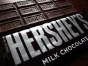 Un dirigeant de Hershey a déclaré que le plomb et le cadmium sont des éléments du sol et peuvent naturellement se trouver dans leurs produits.