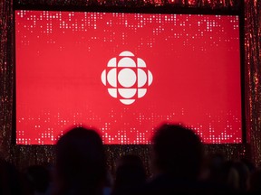 Le logo de Radio-Canada est projeté sur un écran.