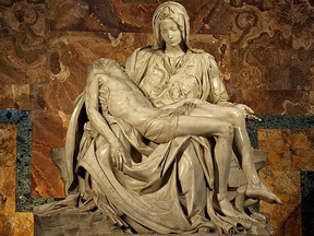 La statue Pietà de Michel-Ange, qui représente Marie tenant le corps de son fils tué.